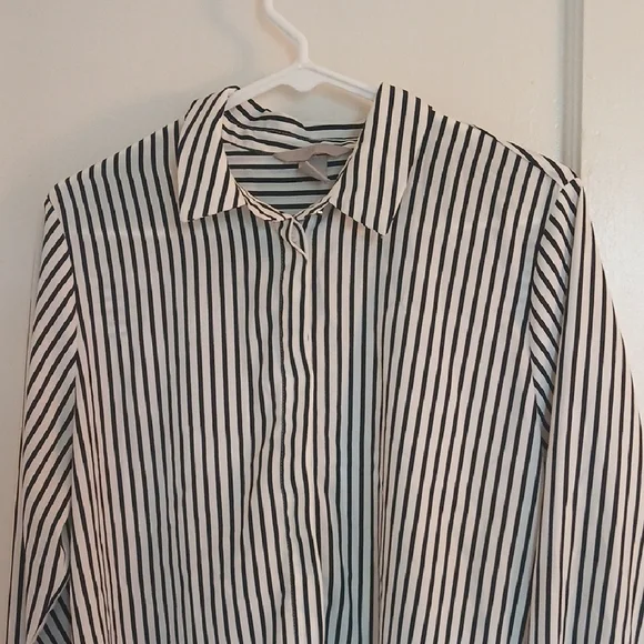 H&M Navy Blue and White Button Down Blouse - Picture 4 of 14